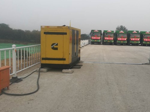 德钦电力系统的稳定性和设备兼容性如何影响发电机组的频率规格？