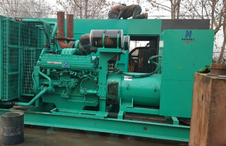 德钦发电机组如何判断水冷式机油散热器内部是否需要清洗？